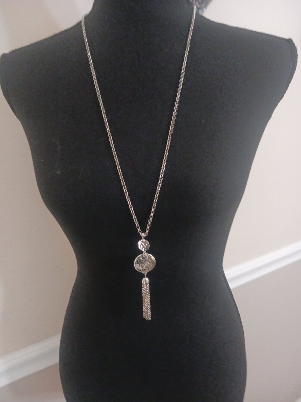 Excellent Condition Silver Tone Necklace Statement Piece - Costume